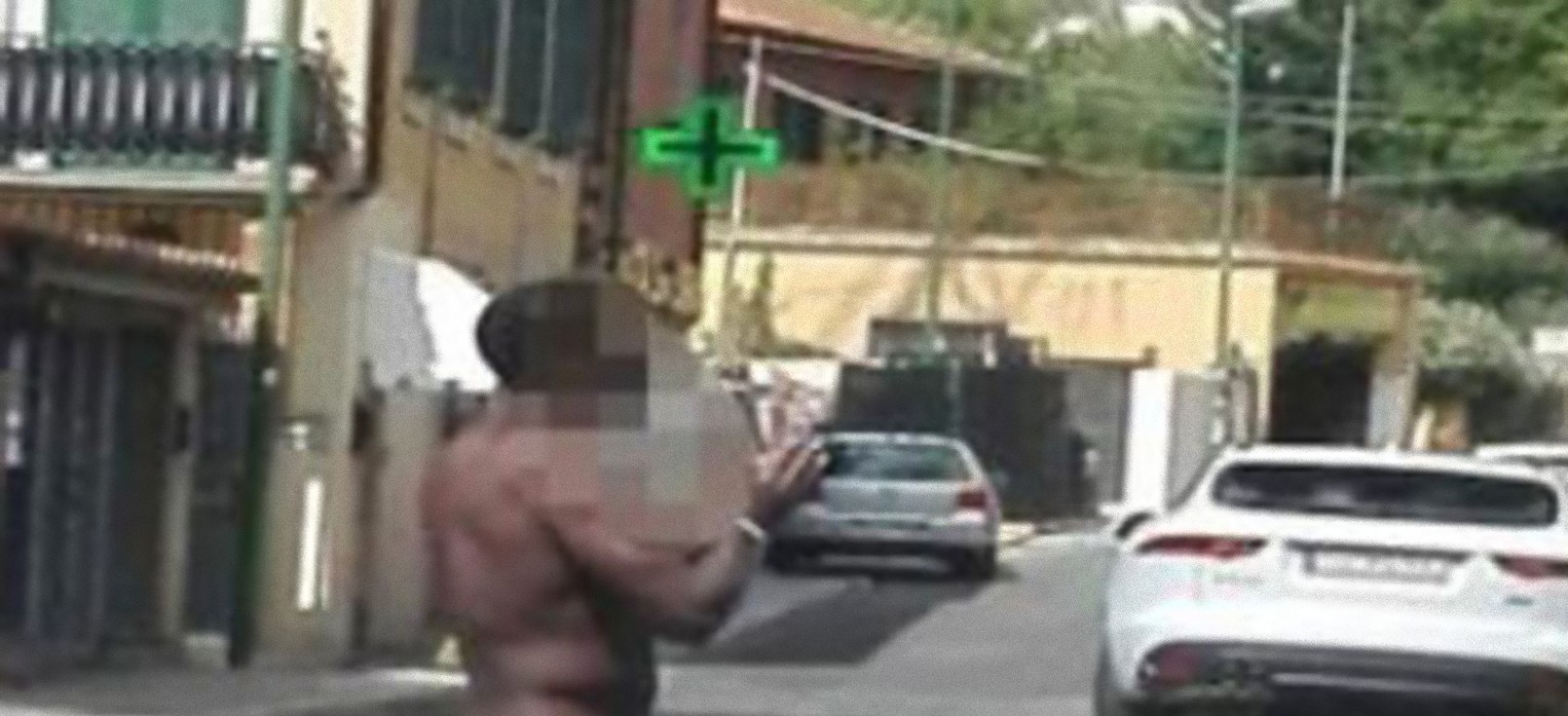 nudo-in-strada-gambia-ubriaco