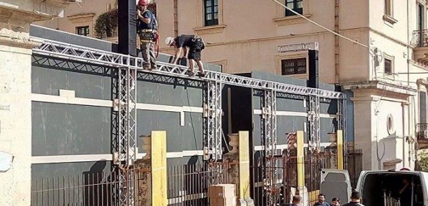 matrimonio-ferragnez-noto-pannelli-siracusa-muro