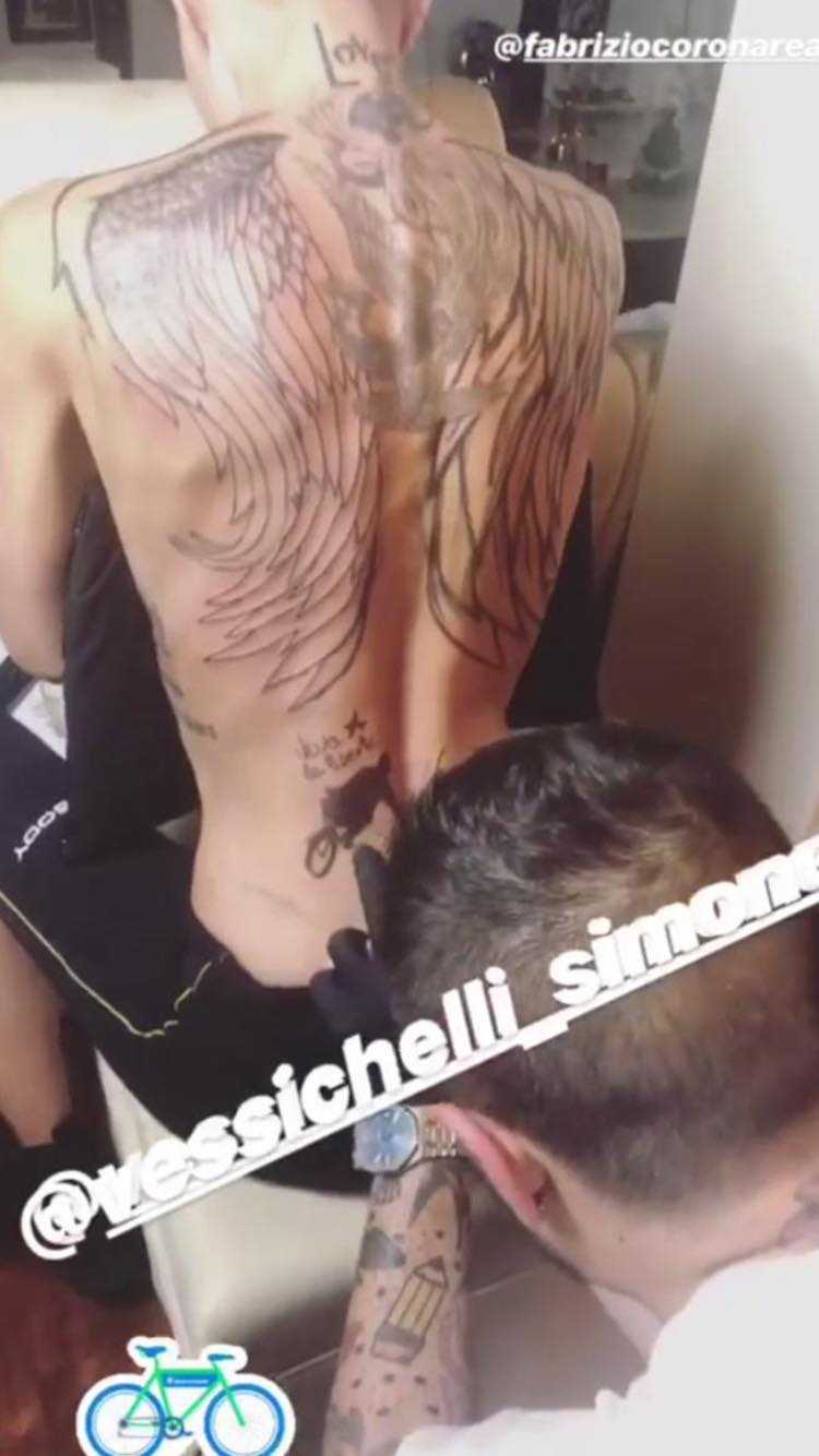 nina-moric-tatuaggio-fabrizio-corona-bici-carlos-maria