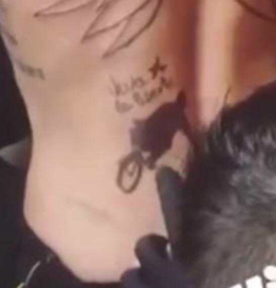 nina-moric-tatuaggio-fabrizio-corona-bici-carlos-maria