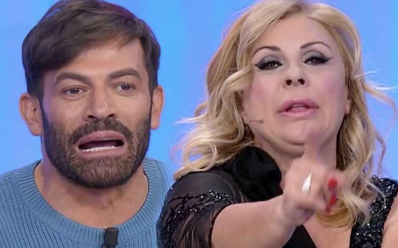 UOMINI-E-DONNE-TINA-CIPOLLARI-GIANNI-SPERTI-TRONO-TERESA-LANGELLA-RICCARDI-MASTROIANNI