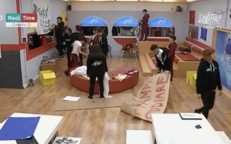 amici-maria-de-filippi-scuola-occupano-marco-veronica-peparini
