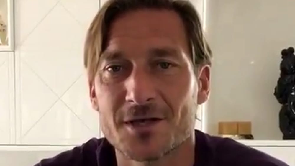 Totti pubblica il numero di telefono: “Ho perso il mio orologio, se lo trovate vengo a prenderlo di persona”