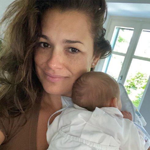 Alena Seredova mamma tris, rivela: ‘Buffon mi ha fatto gli auguri’. Poi confessa di non avere più…