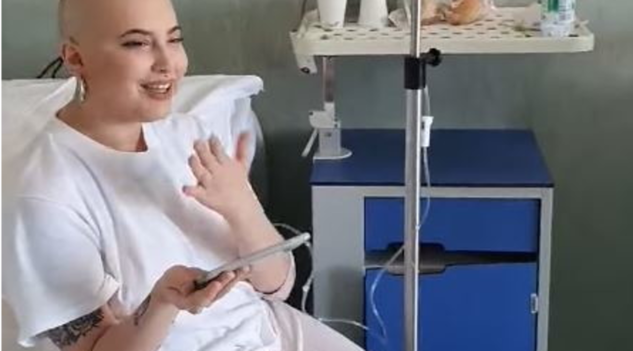 Il tumore non ferma Cassandra, che con un video conquista la De Filippi: “Farò un provino per Amici” – Tgcom24