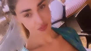 L'inquadratura si abbassa pericolosamente. Belen, lingua di fuori: così in spiaggia, la provocazione è servita | Video