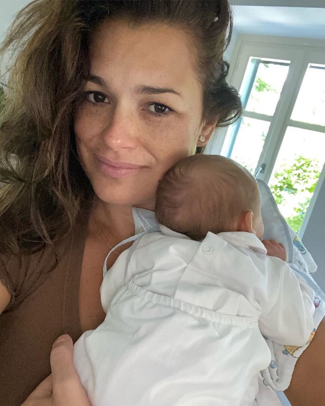 Alena Seredova mamma tris, rivela: 'Buffon mi ha fatto gli auguri'. Poi confessa di non avere più...