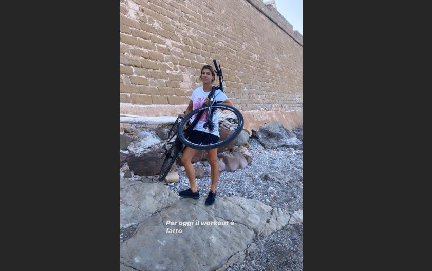 Elisabetta Canalis vittima dei vandali ad Alghero: “Hanno buttato le bici giù dalla muraglia”