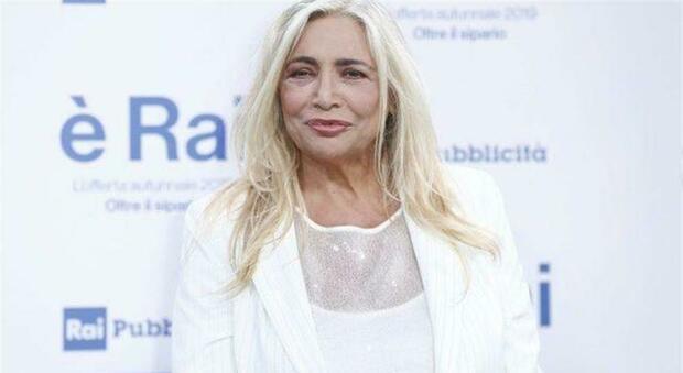 Mara Venier, altra caduta e nuovo infortunio alla gamba. «Devo farmi benedire». Ecco cosa è successo