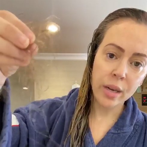 Alyssa Milano quasi calva per colpa del Covid: le immagini