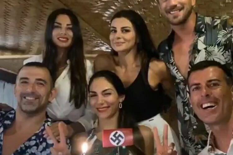 Bufera su Serena ed Elga Enardu per la foto con la svastica sulla torta, le scuse: “Ci dissociamo”