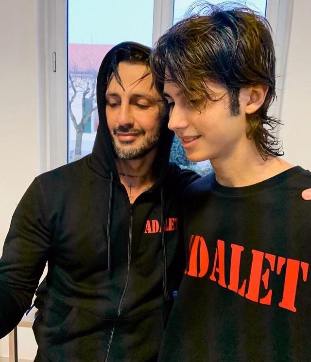 Fabrizio Corona, 46 anni, ha raccontato che suo figlio Carlos, 18, ha avuto un crollo dopo il suo ultimo arresto dello scorso anno