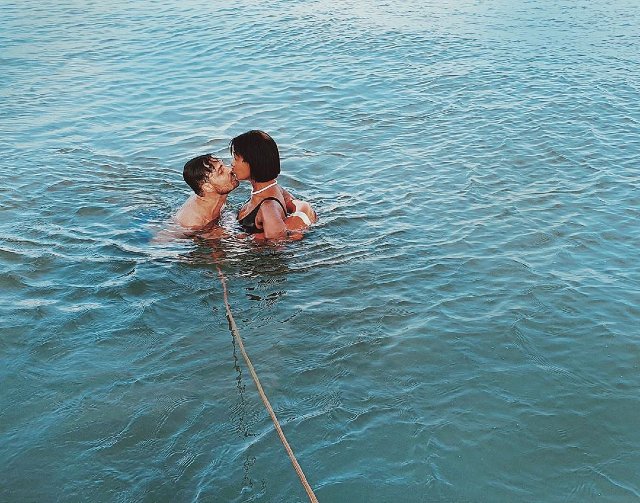 Georgette Polizzi, 38 anni, fa il bagno con il marito, ma deve usare un salvagente e una corda legata alla barca