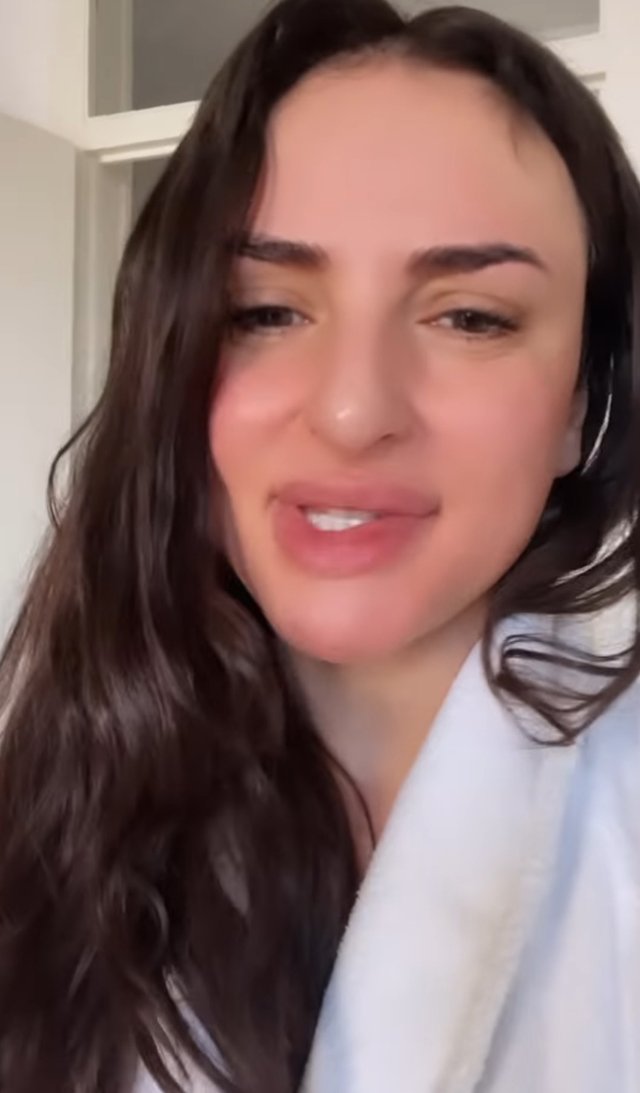 Arisa mostra la sua collezione di sex toys, poi si pente: 'Forse sono troppo sincera...'