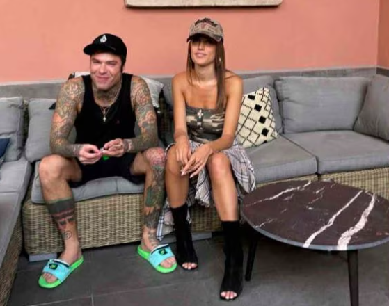fedez ciabatte marsupio